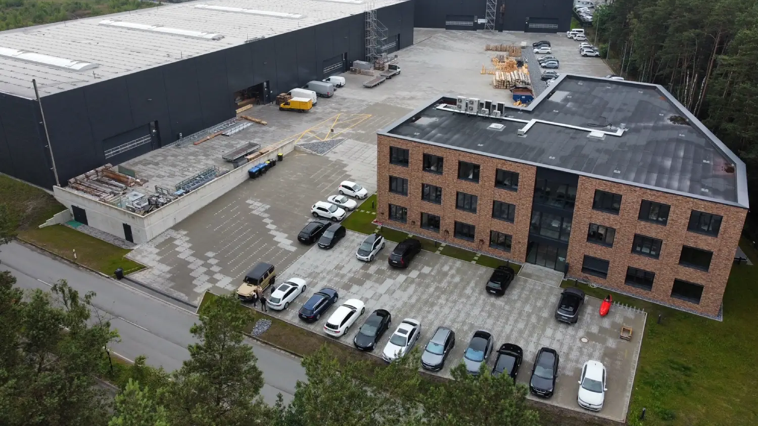 2 Lager- und Produktionshallen + 1 Verwaltungsgebäude