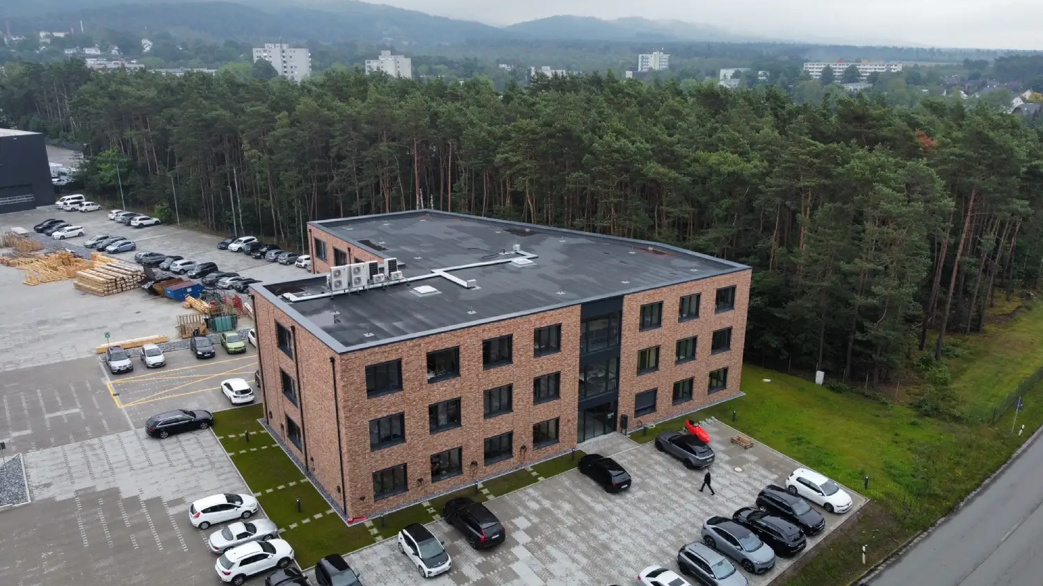 2 Lager- und Produktionshallen + 1 Verwaltungsgebäude